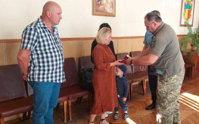 Батькам загиблого військового із Христинівщини вручили нагороду сина