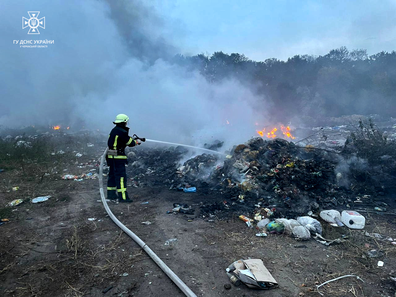 На Золотоніщині рятувальники загасили пожежу на сміттєзвалищі