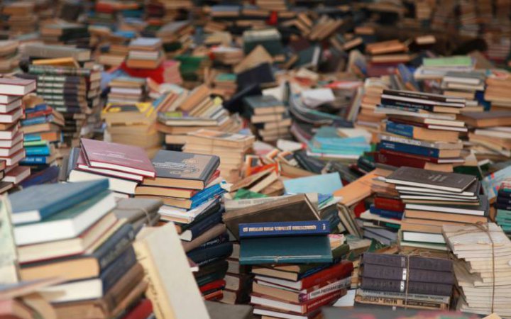 У Канівській бібліотеці закликають здавати російськомовні книги на макулатуру