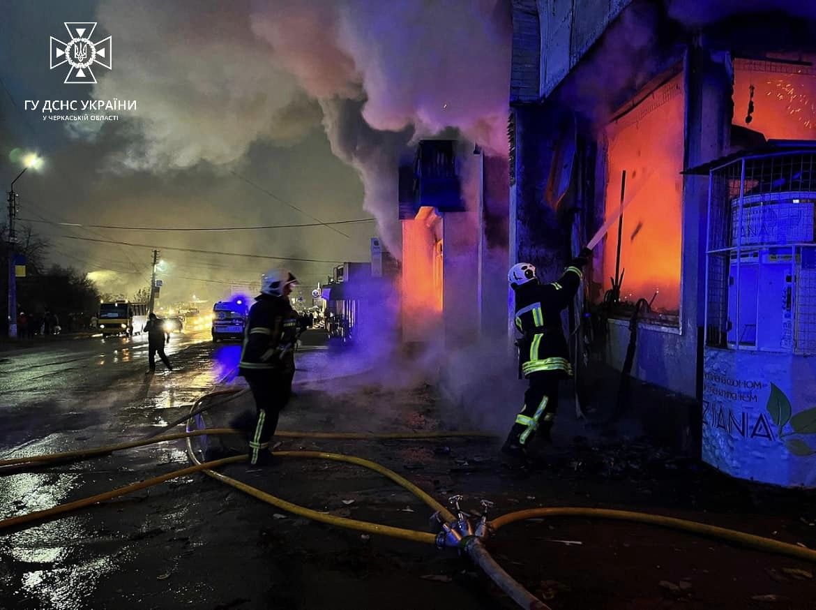 В Умані рятувальники загасили пожежу магазину (ФОТО)