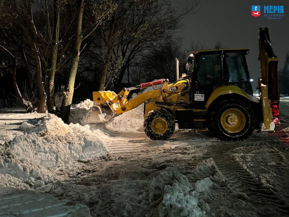 11 тракторів розчищають вулиці Черкас від снігу