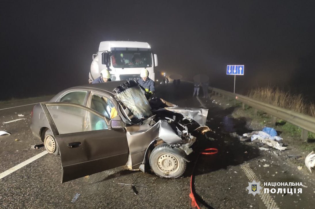 Зіткнулися вантажівка та легковик: у ДТП біля Умані загинув водій