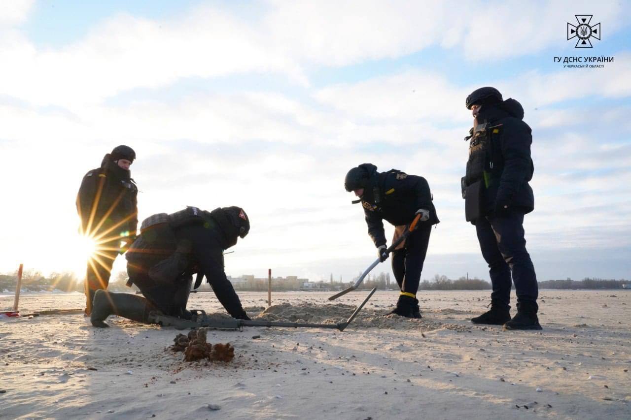 Неподалік Черкас водолази-сапери обстежили берег Дніпра, де недавно знайшли два вибухонебезпечні предмети