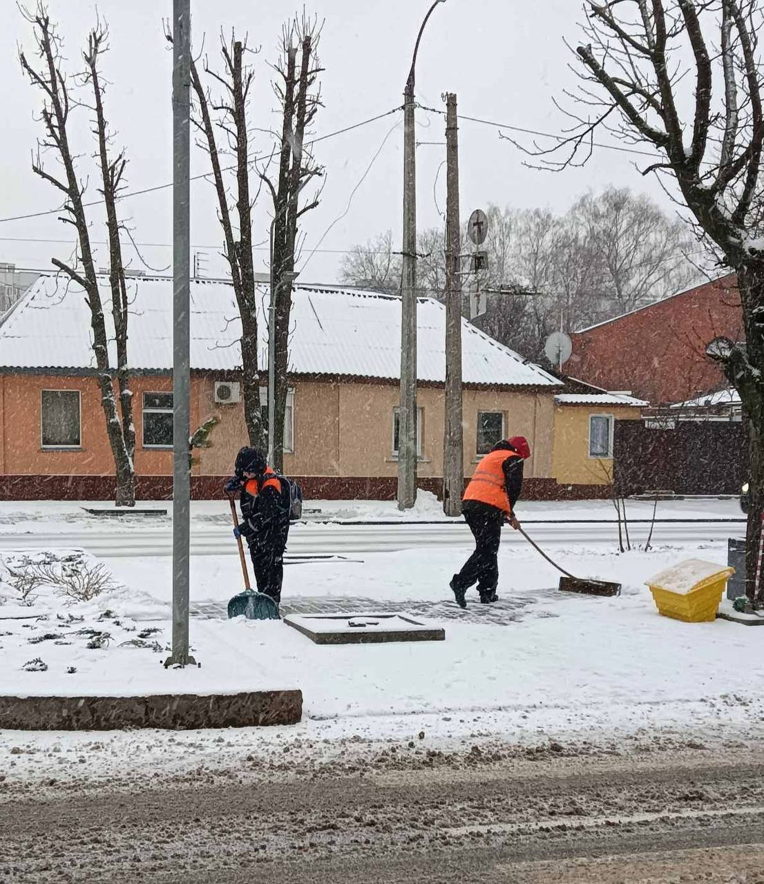 Майже сотня комунальників Черкас розчищають місто від снігу