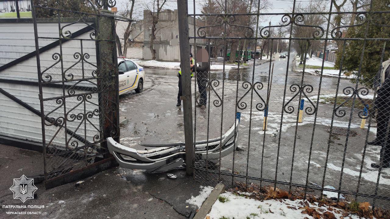 Пошкодив ворота та втік: у Черкасах патрульні затримали винуватця ДТП