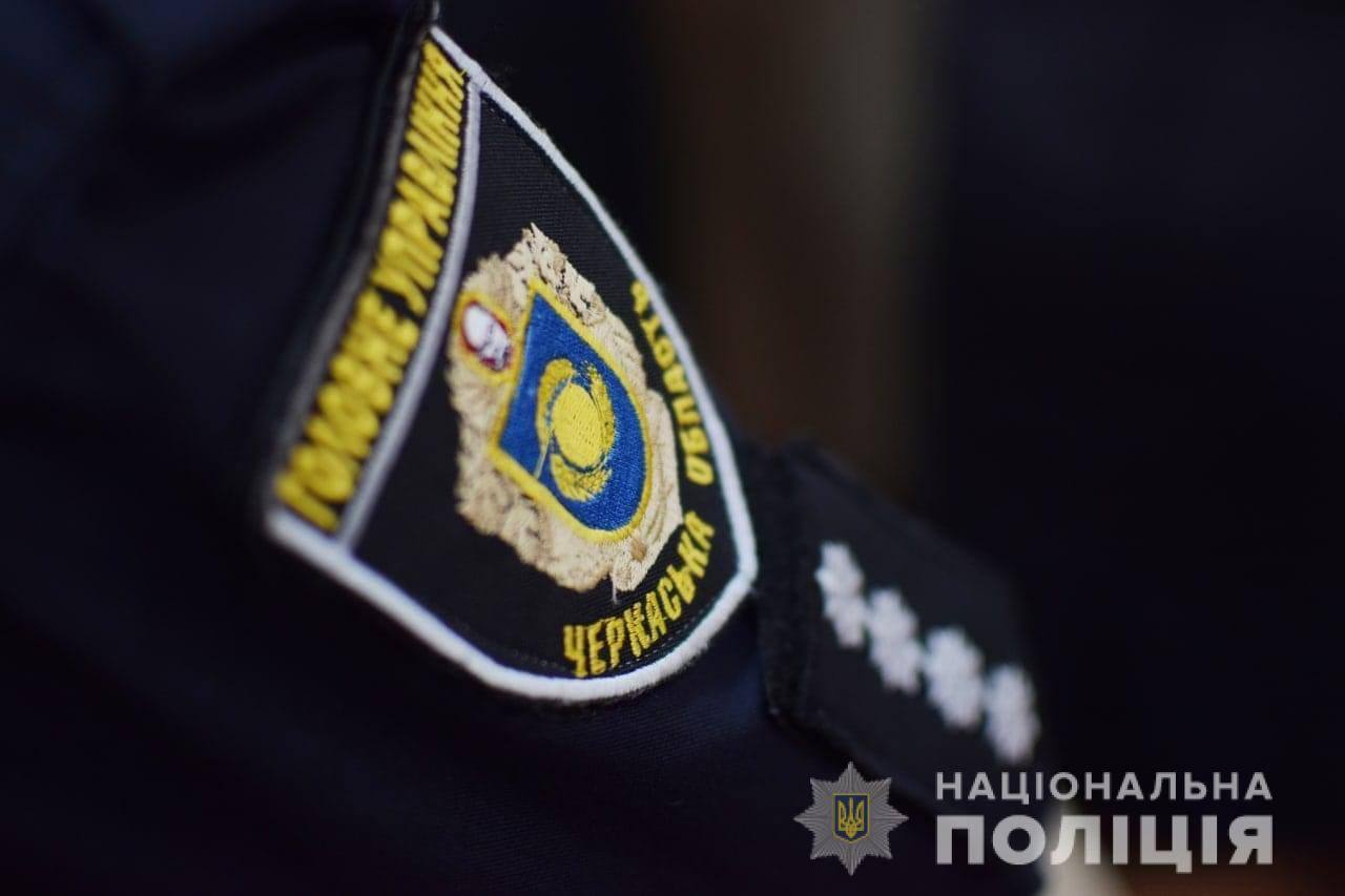 Черкаські правоохоронці виявили у чоловіка, який вчинив домашнє насильство, зброю та наркотики