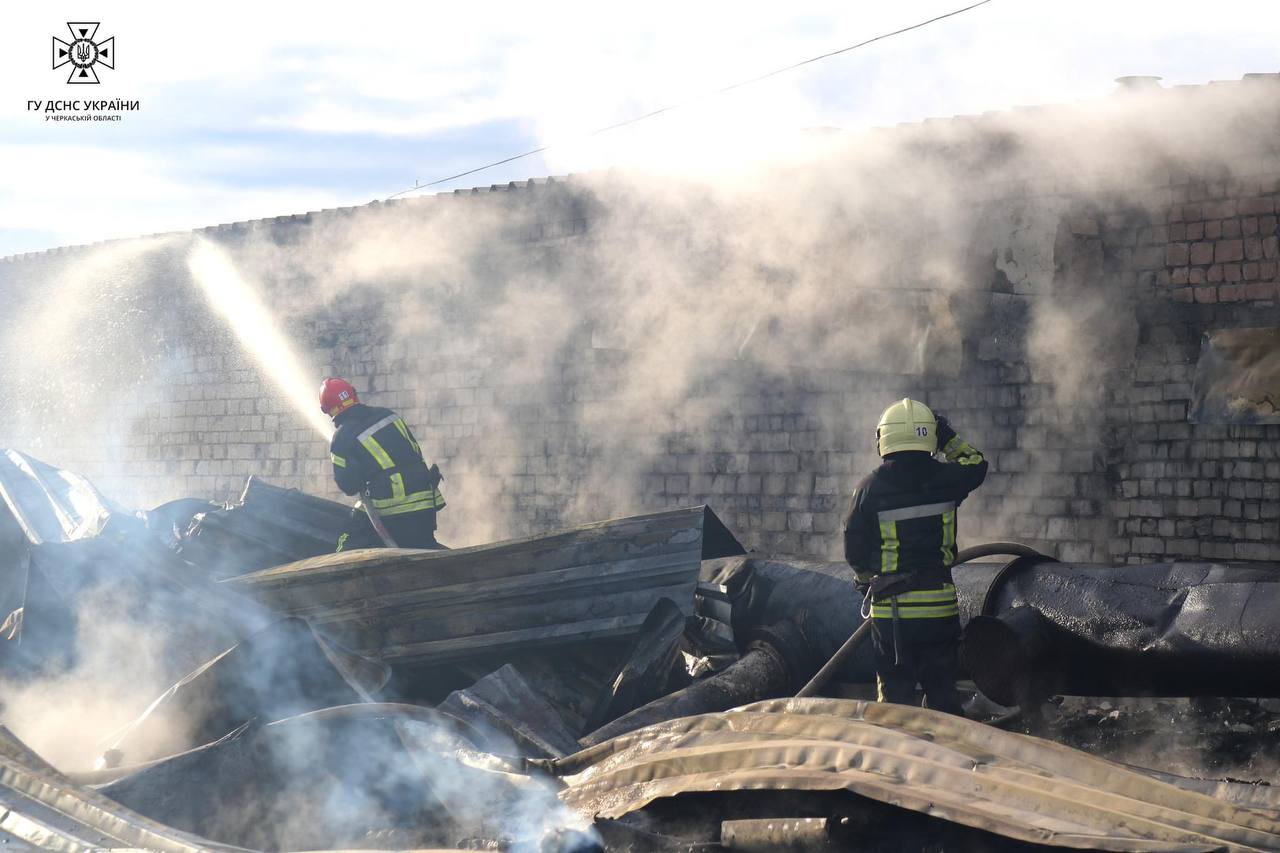 Через коротке замикання сталася пожежа на території заводу в Каневі