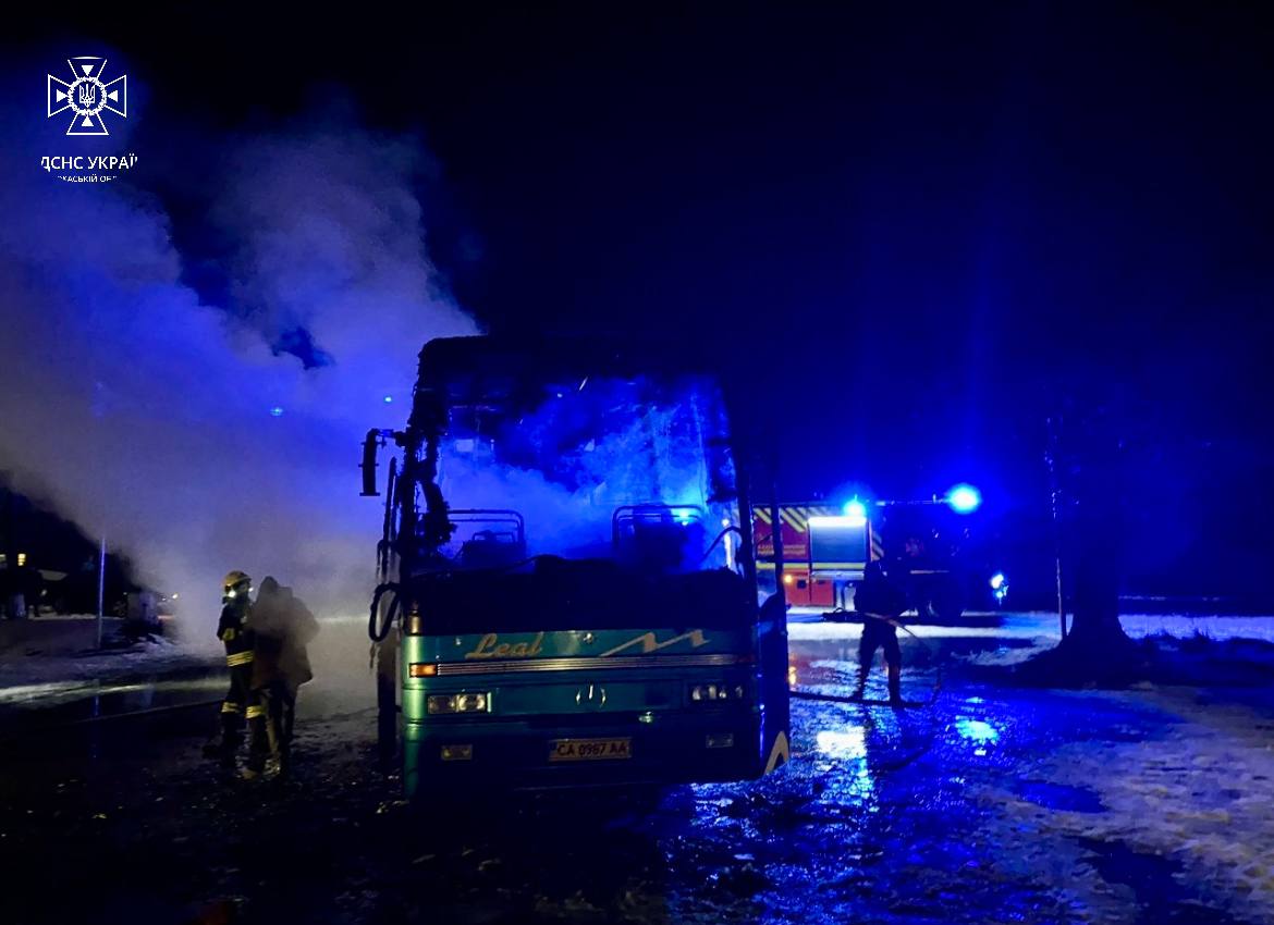 У Черкаському районі автобус загорівся під час стоянки