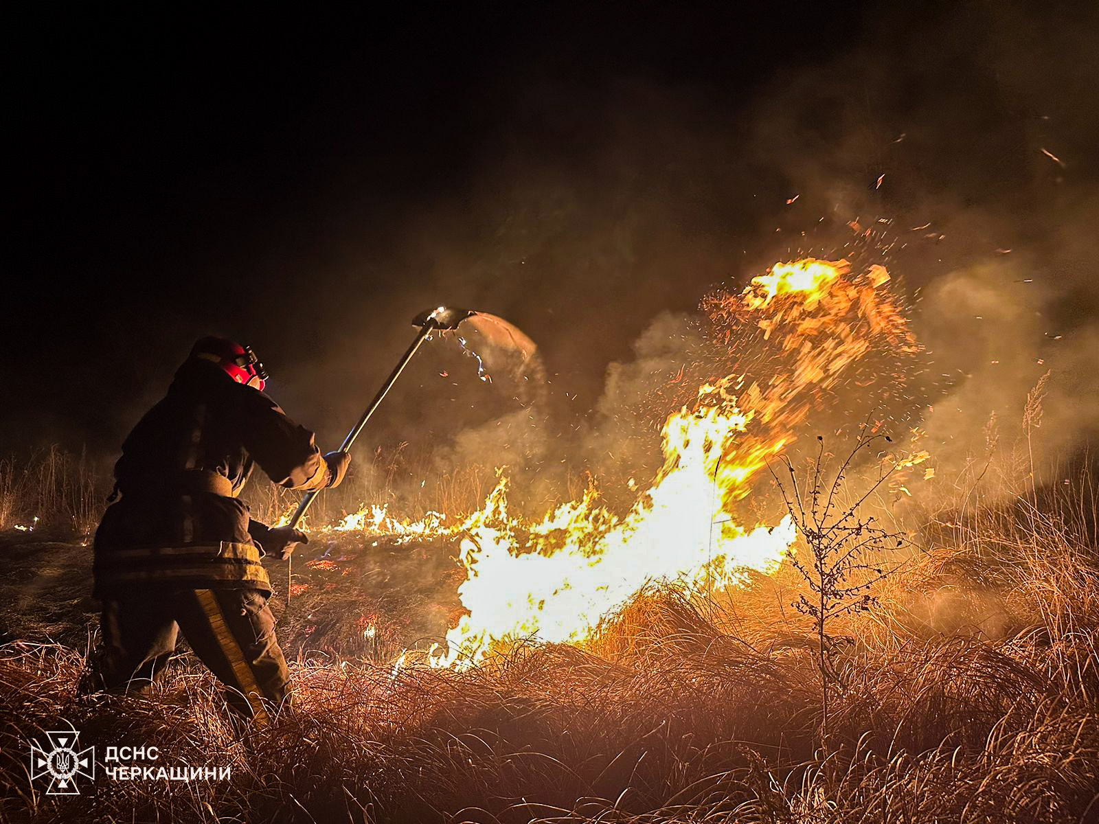 У вівторок черкаські рятувальники загасили 5 пожеж сухої рослинності