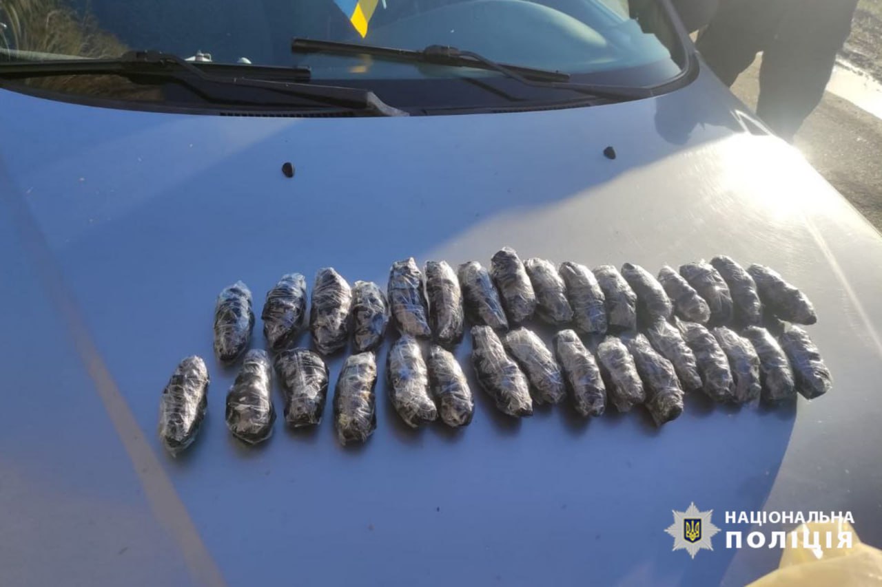 На Черкащині у водія поліцейські виявили понад півтори тисячі пакетиків із метадоном