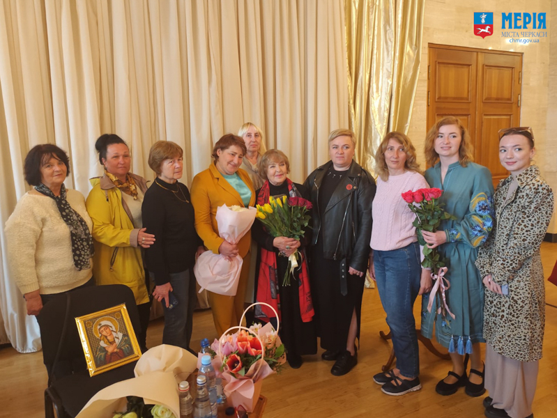 Із родинами загиблих захисників у Черкасах зустрілася Ада Роговцева