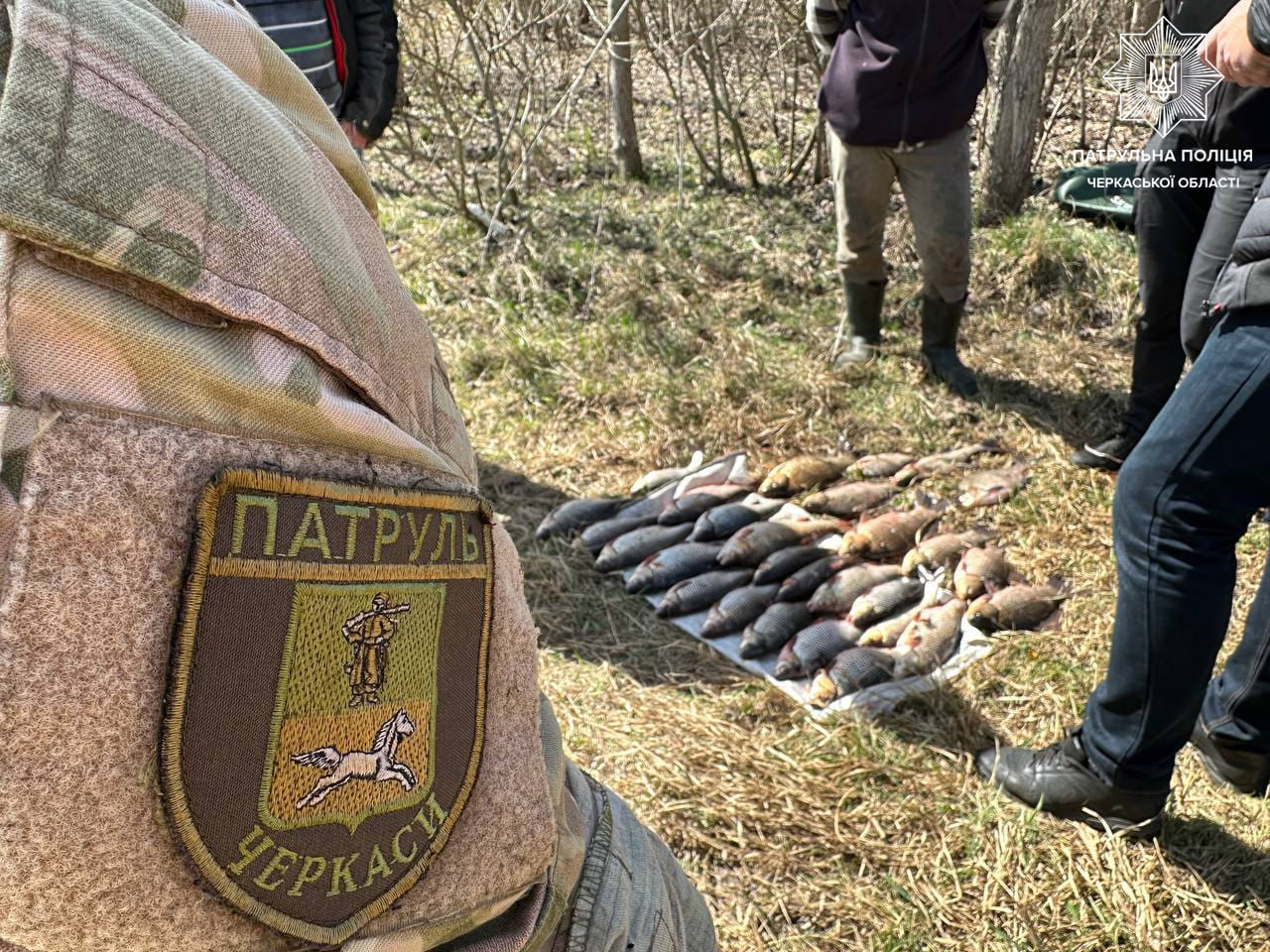На Черкащині патрульні затримали чоловіка, який незаконно ловив рибу