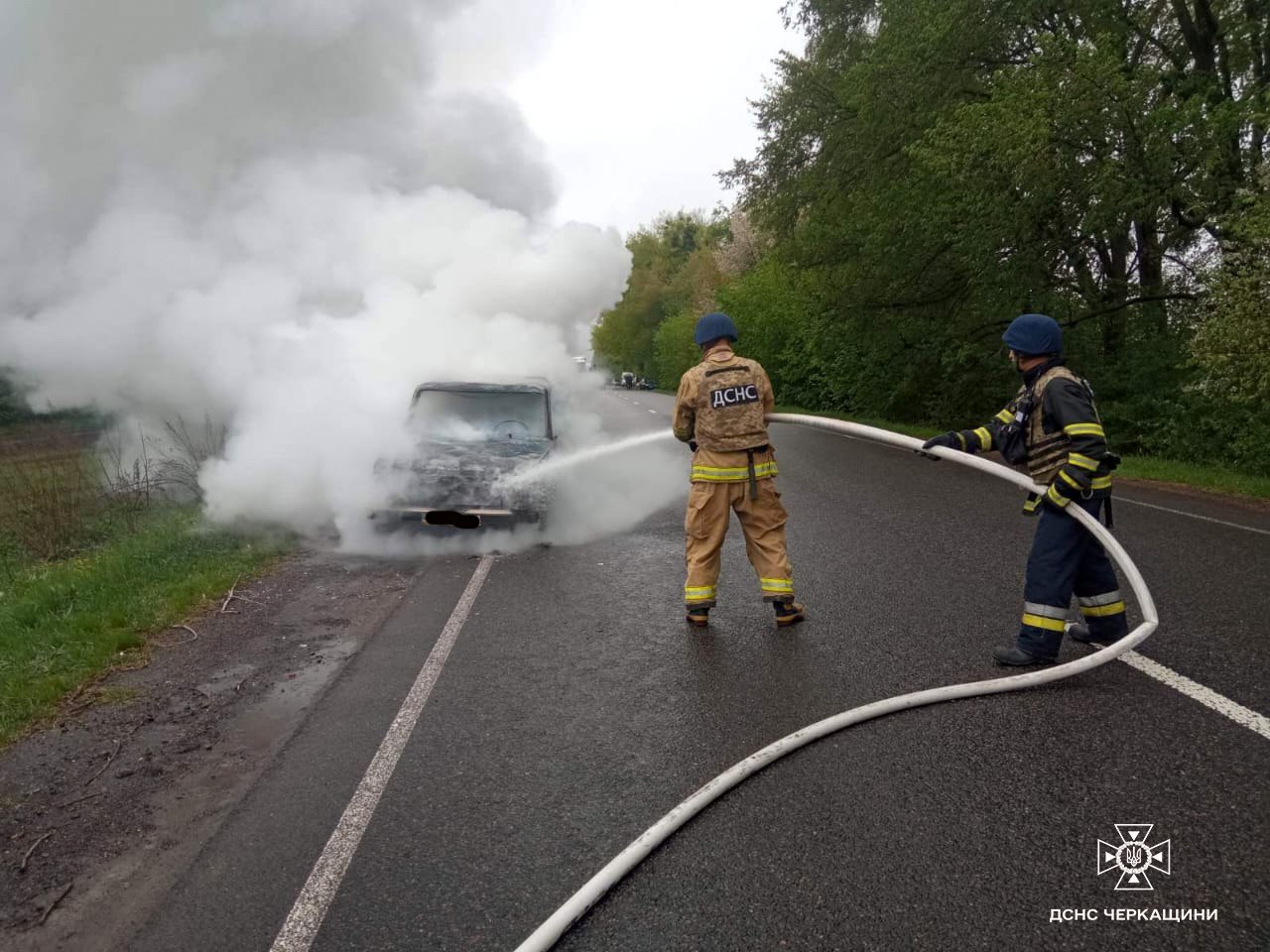 У Звенигородському районі під час пожежі загорілася автівка