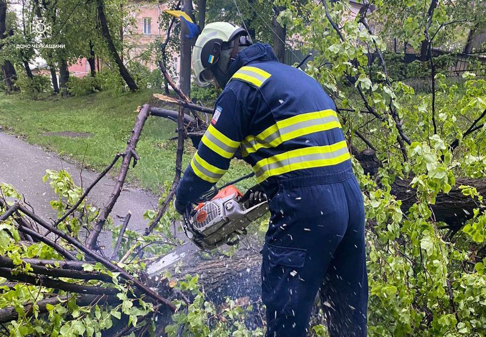 Рятувальники на Черкащині ліквідовують наслідки негоди (ФОТО)