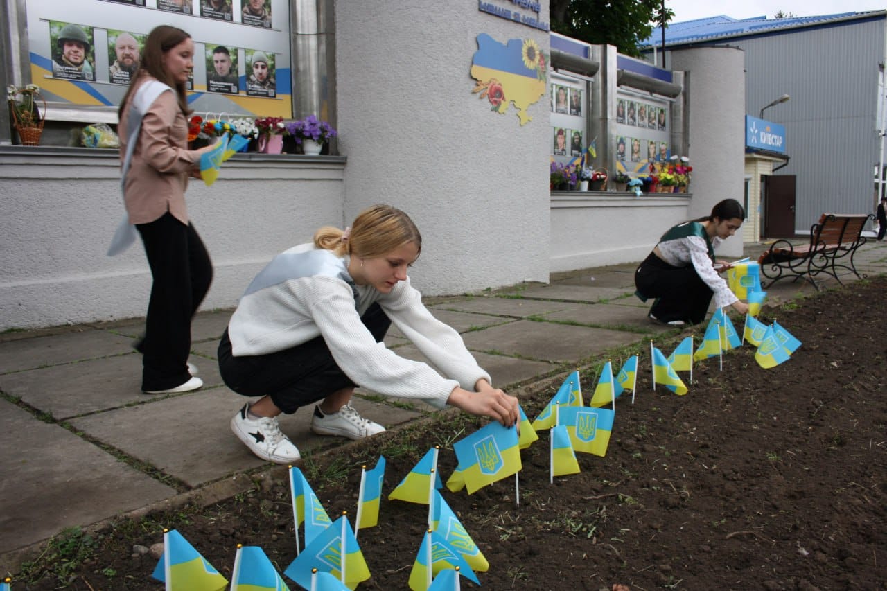 У Звенигородці випускники започаткували акцію «Прапорець пам’яті»
