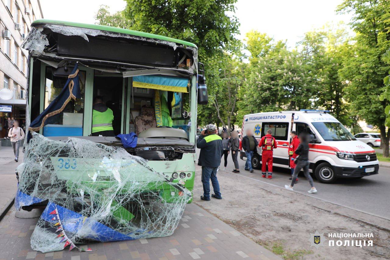 ДТП на перехресті в Черкасах: пошкоджено п’ять автівок