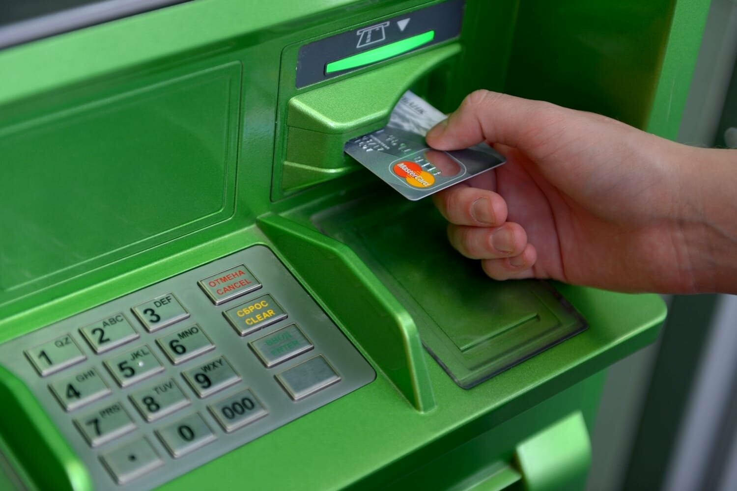 Шахрайство біля банкоматів: черкащанам розповіли, як зловмисники крадуть їхні гроші