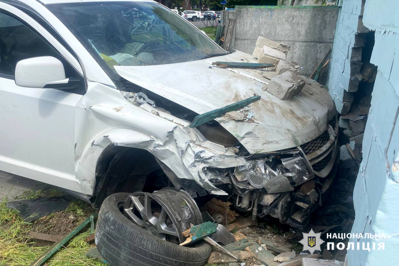 Автівка в’їхала в паркан: в аварії у Черкасах постраждав водій