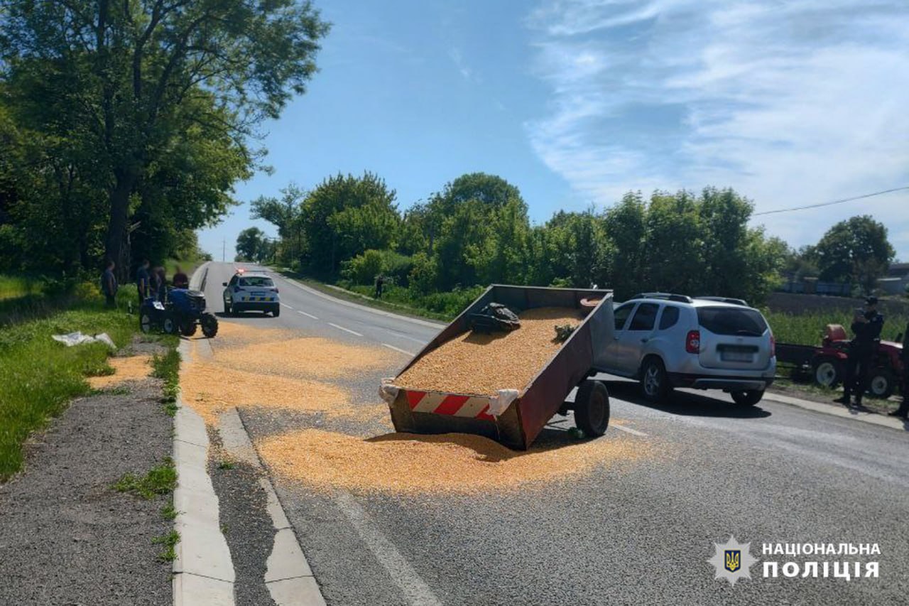 На дорогу висипалося зерно: на Уманщині в ДТП травмувався водій трактора 