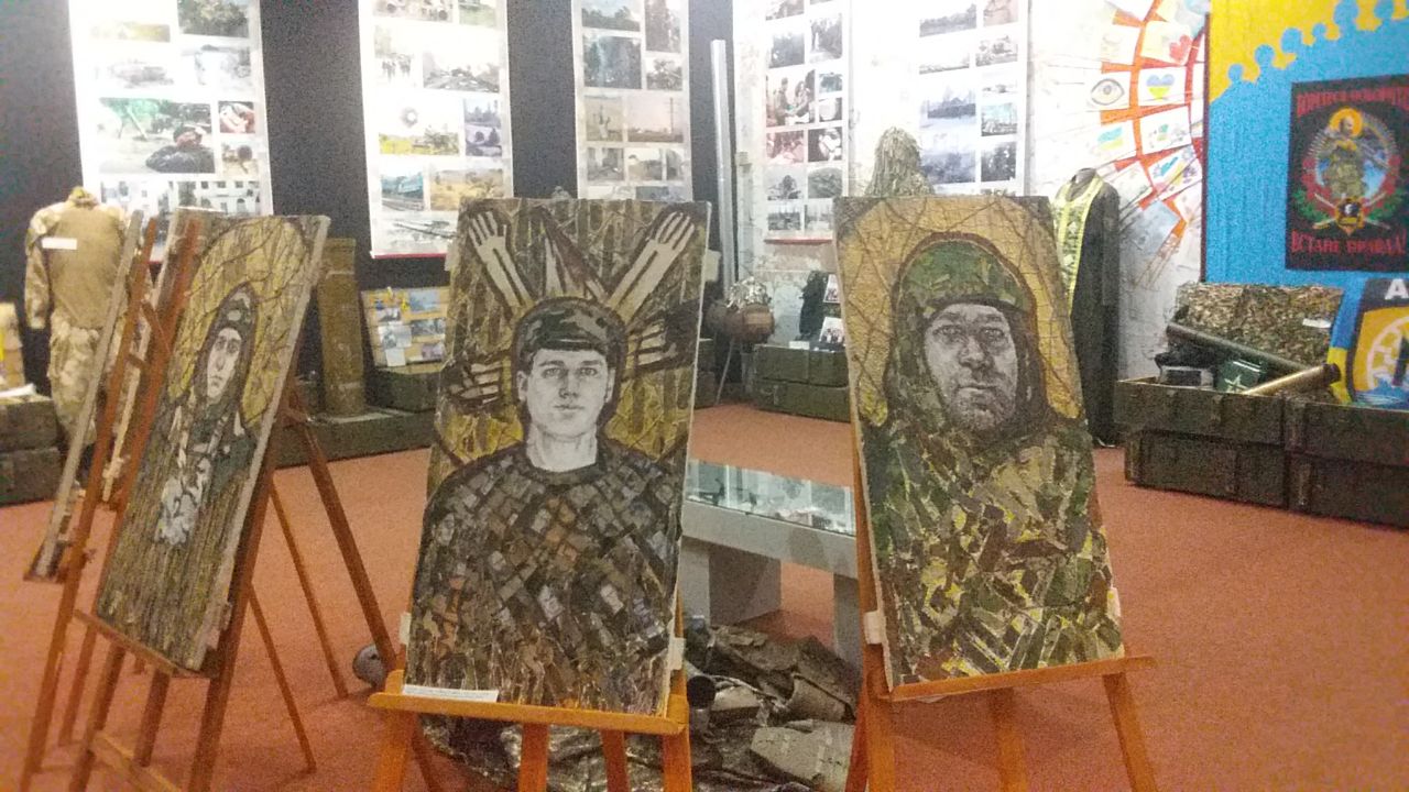 У Черкаському обласному краєзнавчому музеї відкрили виставку на честь Дня Героїв
