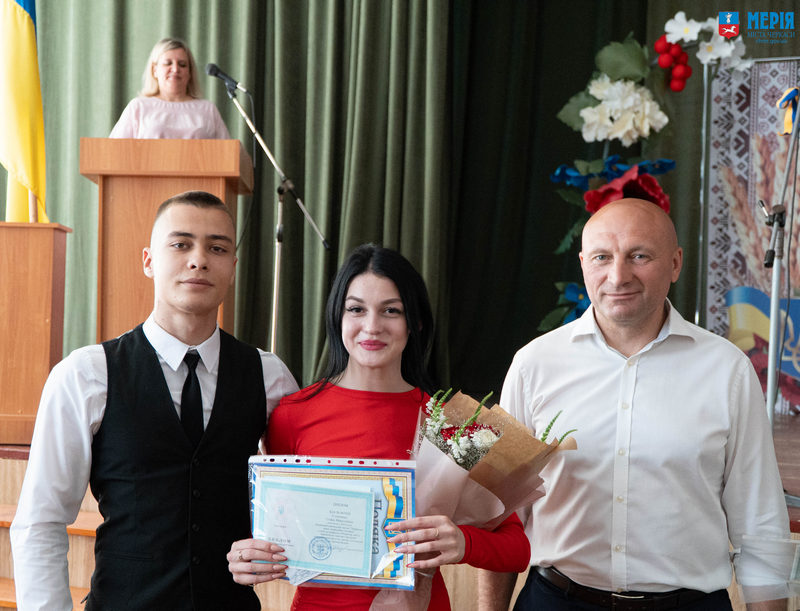 Випускникам черкаських профтехів вручили дипломи та свідоцтва