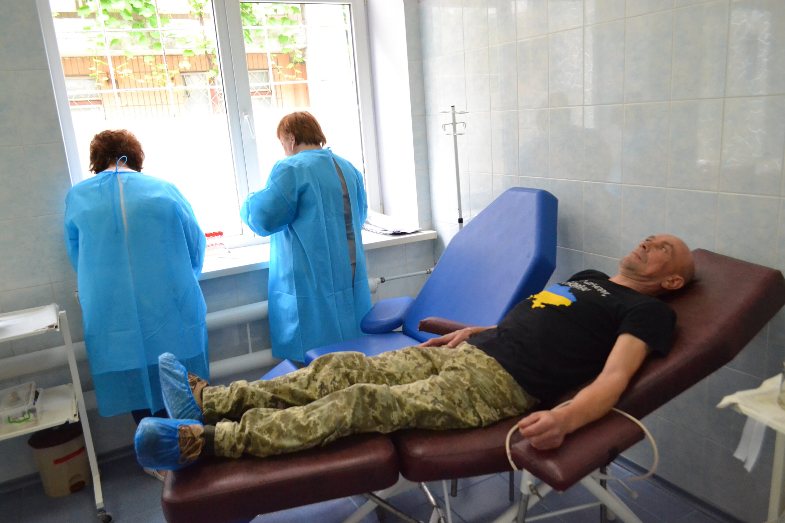 Хочу, щоб моя кров допомагала для перемоги: на Черкащині військові-прикордонники долучилися до акції із донорства