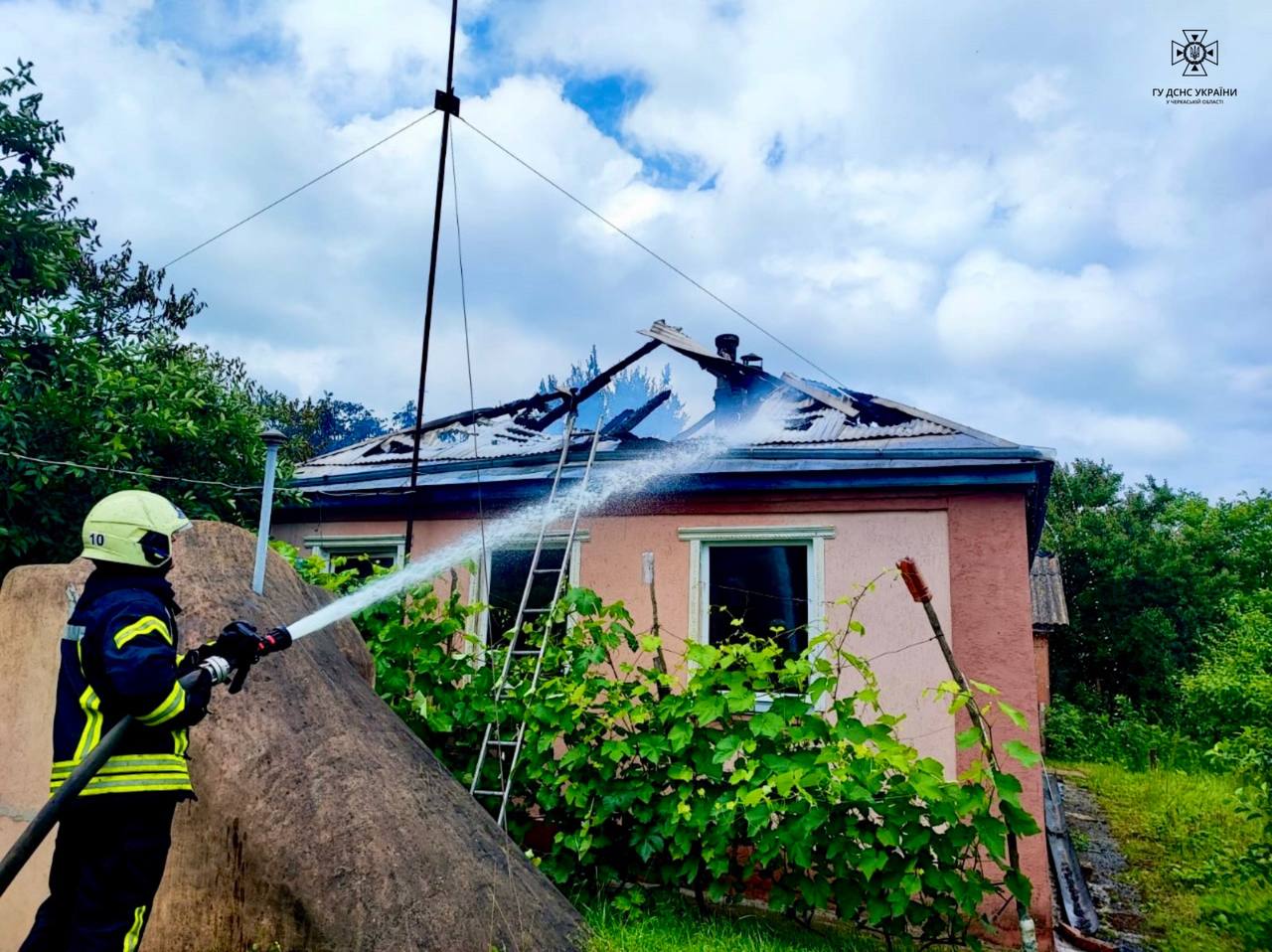 У Черкаському районі пожежа знищила покрівлю та веранду житлового будинку