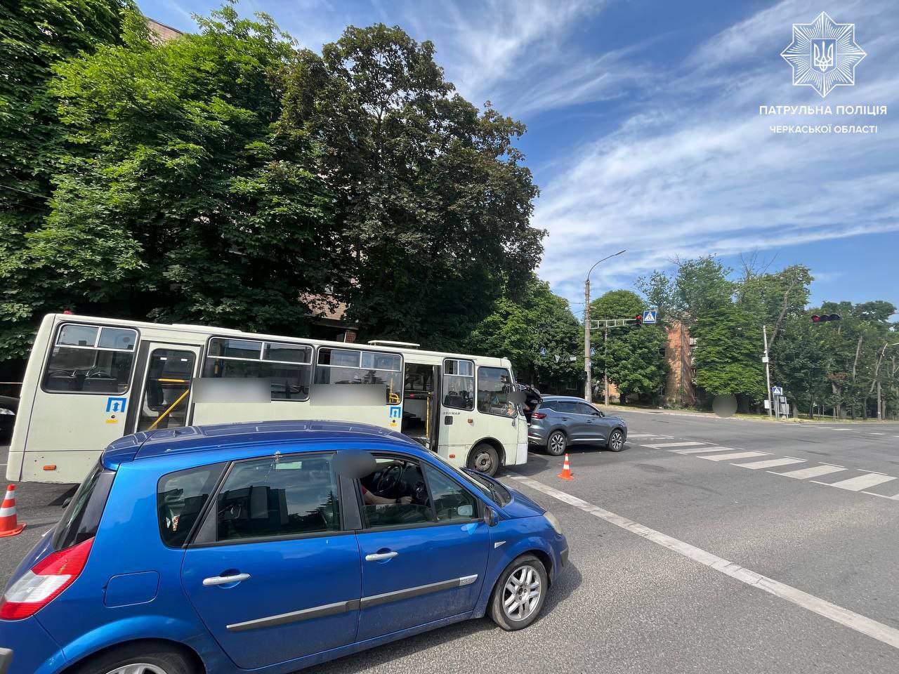 На перехресті в Черкасах зіштовхнулися автобус та автівка