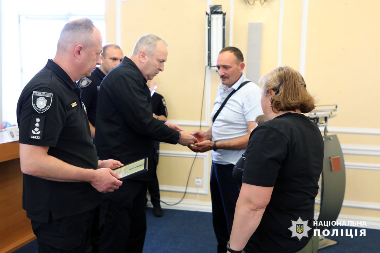 Рідним загиблих черкаських поліцейських вручили державні нагороди