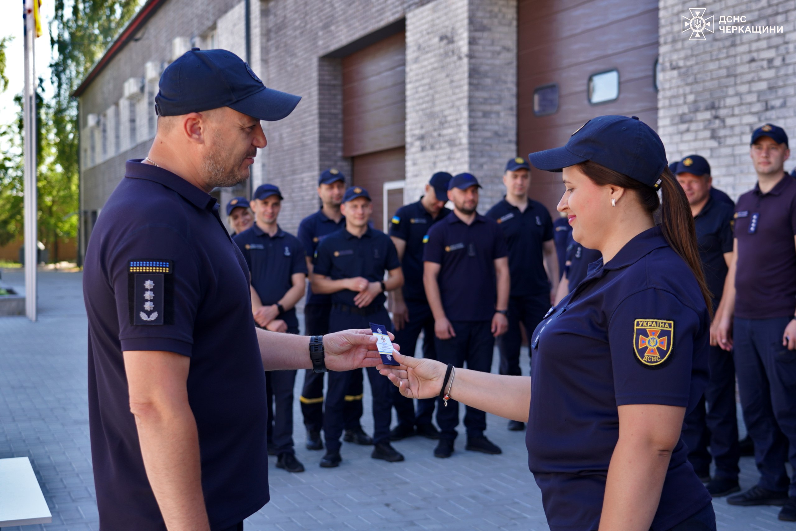 Із нагоди Дня Конституції черкаські рятувальники отримали відзнаки та чергові спеціальні звання