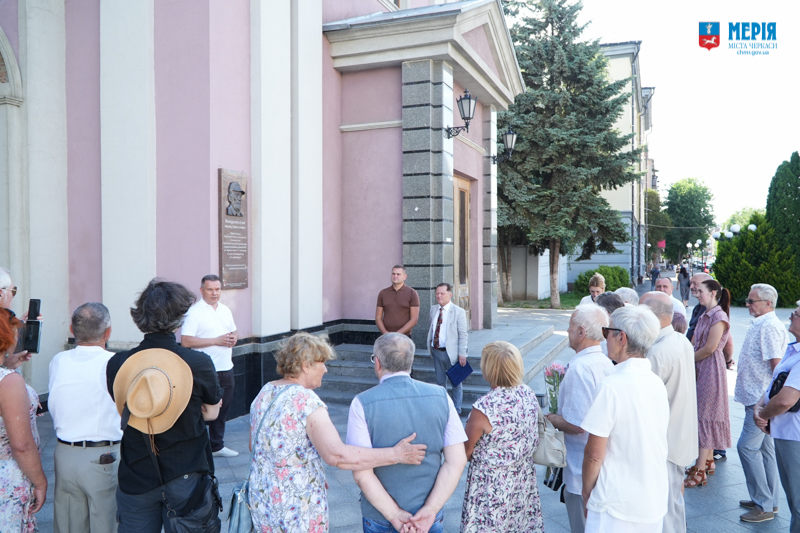 На фасаді Черкаської філармонії відкрили меморіальний знак Леоніду Кондратському