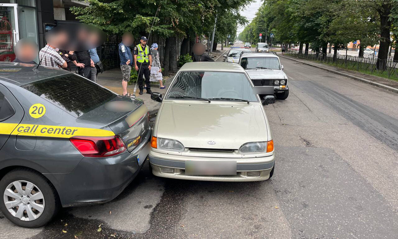 У середмісті Черкас зіткнулися три автівки