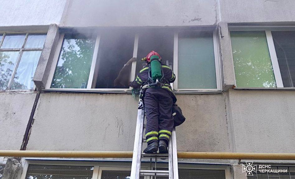 У Смілі під час пожежі врятували жінку та дитину