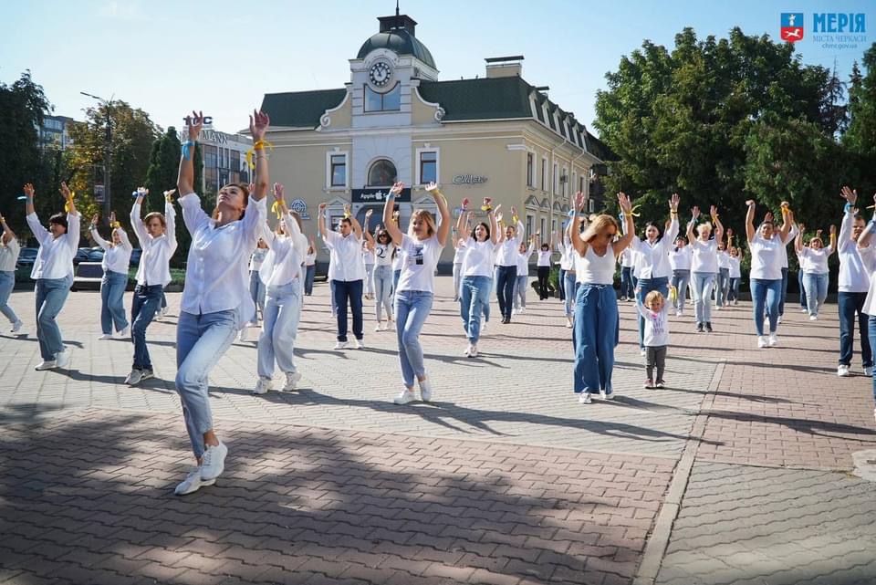 Черкаська молодь станцювала флешмоб для привернення уваги до війни в Україні