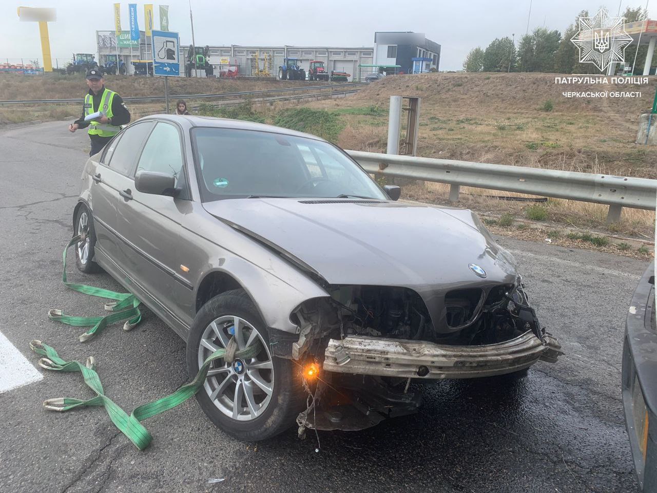 Не дотримався безпечної швидкості: в Умані водій в’їхав у відбійник